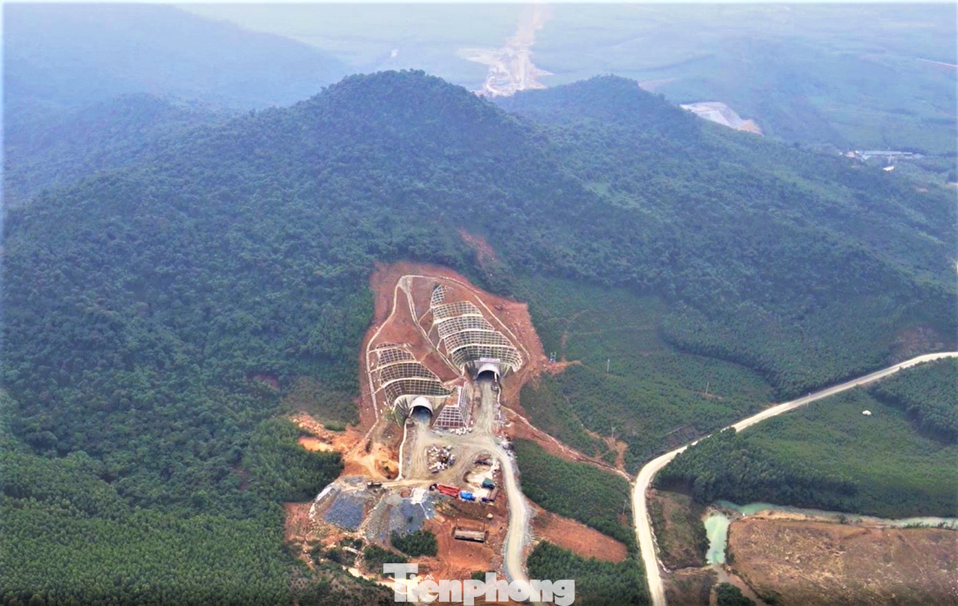 Hầm đường bộ Đèo Bụt dự kiến hoàn thành vào tháng 12/2025, cùng thời gian với đoạn cao tốc Vũng Áng - Bùng. Hiện nay, nhà thầu đang nỗ lực đẩy nhanh quá trình thi công, cố gắng vượt tiến độ.