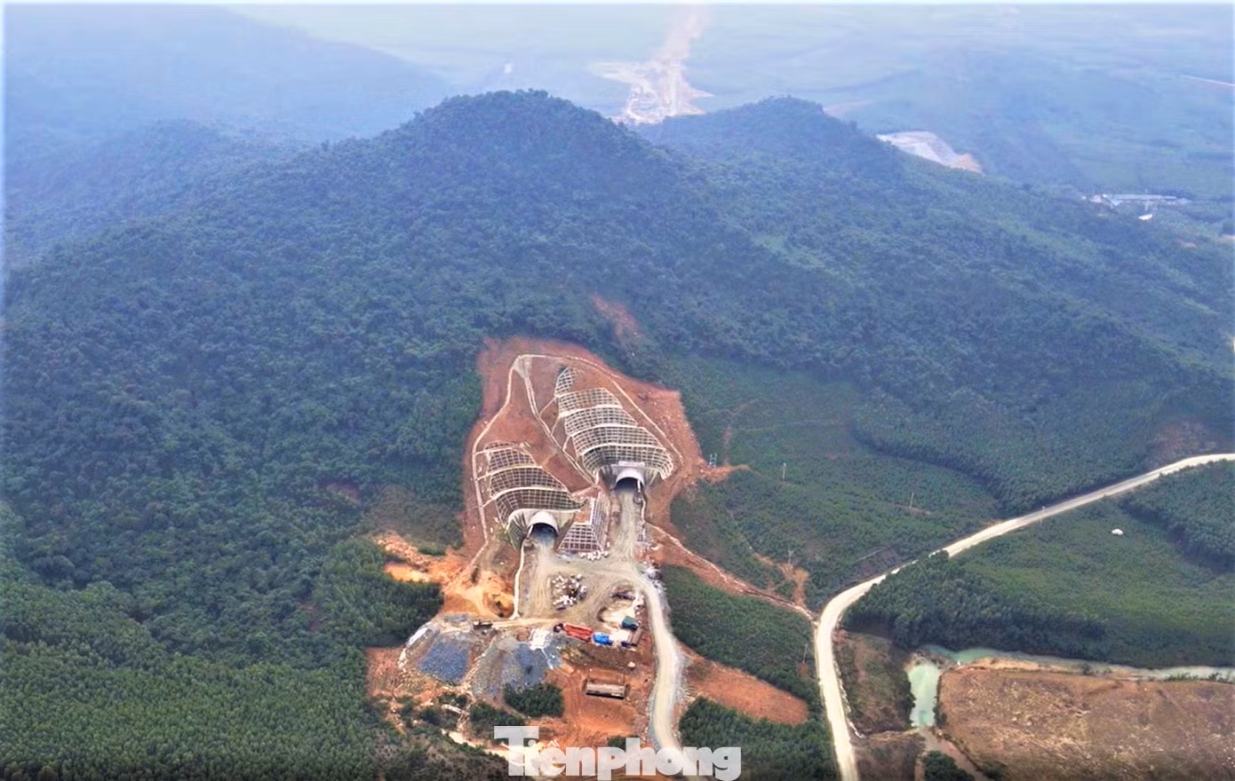Hầm đường bộ Đèo Bụt dự kiến hoàn thành vào tháng 12/2025, cùng thời gian với đoạn cao tốc Vũng Áng - Bùng. Hiện nay, nhà thầu đang nỗ lực đẩy nhanh quá trình thi công, cố gắng vượt tiến độ.