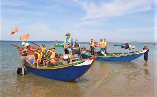 Lực lượng chức năng tìm kiếm ngư dân mất tích. Lực lượng chức năng tìm kiếm ngư dân mất tích.