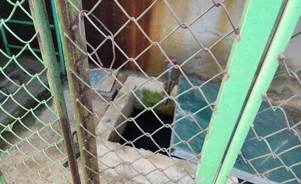 Bể chứa nước của trường mầm non, nơi bé trai 4 tuổi tử vong. Bể chứa nước của trường mầm non, nơi bé trai 4 tuổi tử vong.