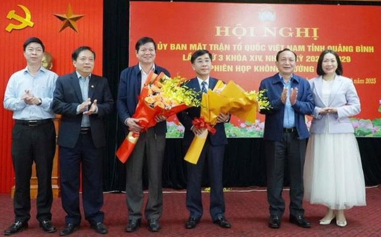 Lãnh đạo Thường trực Tỉnh ủy Quảng Bình tặng hoa chúc mừng các ông Phạm Quang Long (thứ 3 phải sang) và Nguyễn Hữu Đức. Lãnh đạo Thường trực Tỉnh ủy Quảng Bình tặng hoa chúc mừng các ông Phạm Quang Long (thứ 3 phải sang) và Nguyễn Hữu Đức.