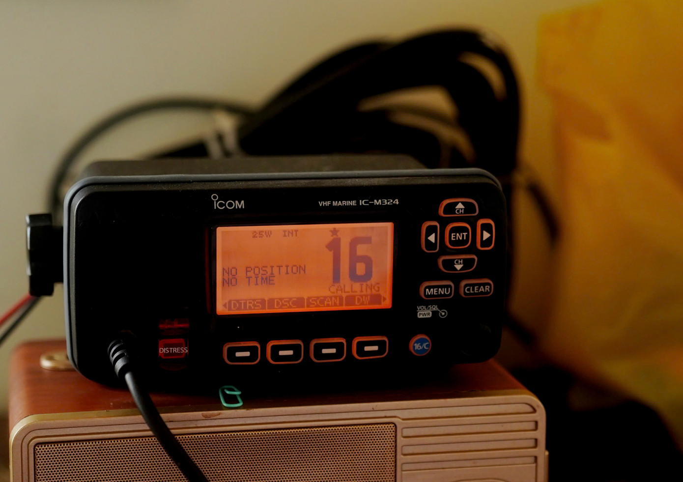 Thiết bị này cho phép trạm liên lạc hai chiều với tàu thuyền hoạt động trong khu vực, tiếp nhận thông tin cảnh báo thời tiết, luồng lạch, cũng như hỗ trợ thông báo khi có tình huống khẩn cấp xảy ra trên biển. Hằng ngày, cán bộ tại trạm phân công nhau thay phiên trực VHF theo từng ca, đảm bảo luôn có người thường trực để tiếp nhận và xử lý thông tin kịp thời.