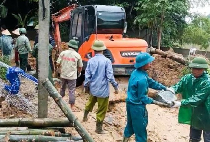 Sáng 14/10, ông Võ Tá Kỷ - Chủ tịch xã Cẩm Duệ, cho biết, mưa lớn kéo dài hai ngày qua khiến nước thượng nguồn đổ về, nhiều điểm trên bờ sông Ngàn Mọ qua địa bàn bị sạt lở, đe dọa đến nhiều nhà dân.