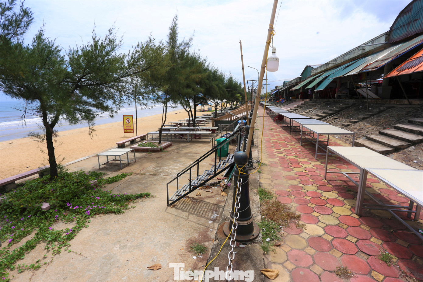 Cảnh nhếch nhác, tạm bợ tại các ki-ốt kinh doanh chắn biển Thiên Cầm. Cảnh nhếch nhác, tạm bợ tại các ki-ốt kinh doanh chắn biển Thiên Cầm.