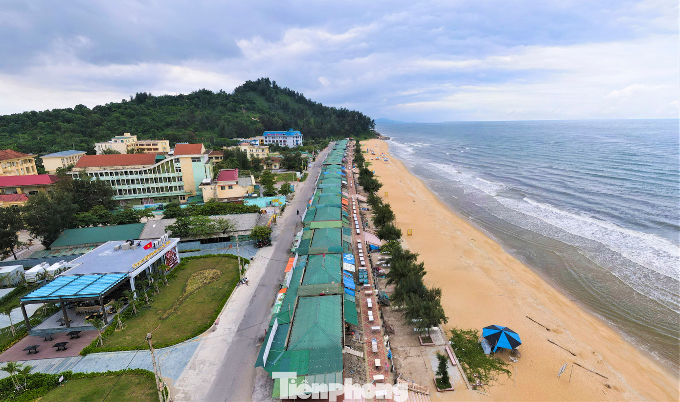 46 ki-ốt chắn lối xuống biển ở Khu du lịch Thiên Cầm. 46 ki-ốt chắn lối xuống biển ở Khu du lịch Thiên Cầm.