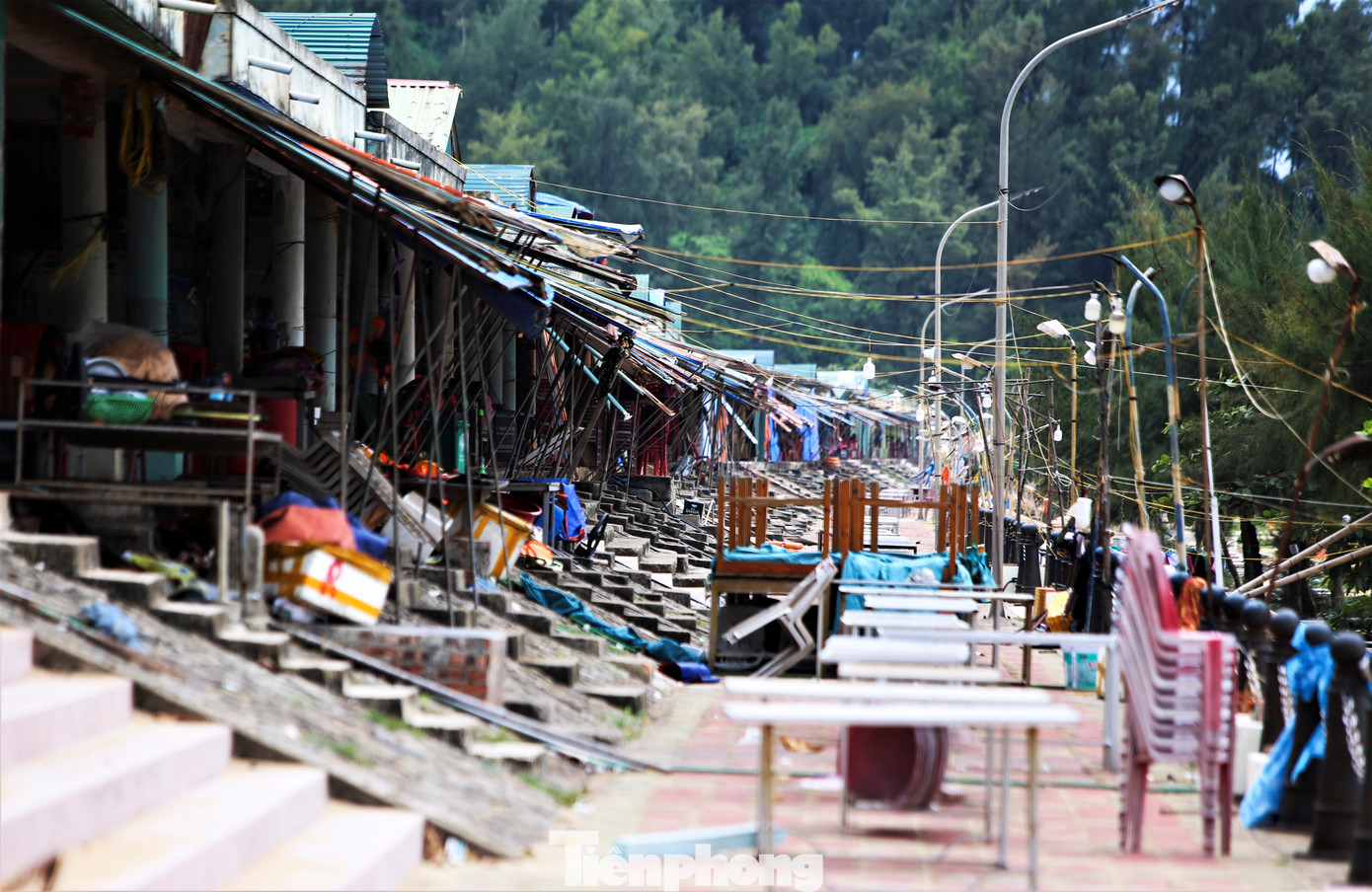 Cảnh nhếch nhác, tạm bợ tại các ki-ốt kinh doanh chắn biển Thiên Cầm. Cảnh nhếch nhác, tạm bợ tại các ki-ốt kinh doanh chắn biển Thiên Cầm.
