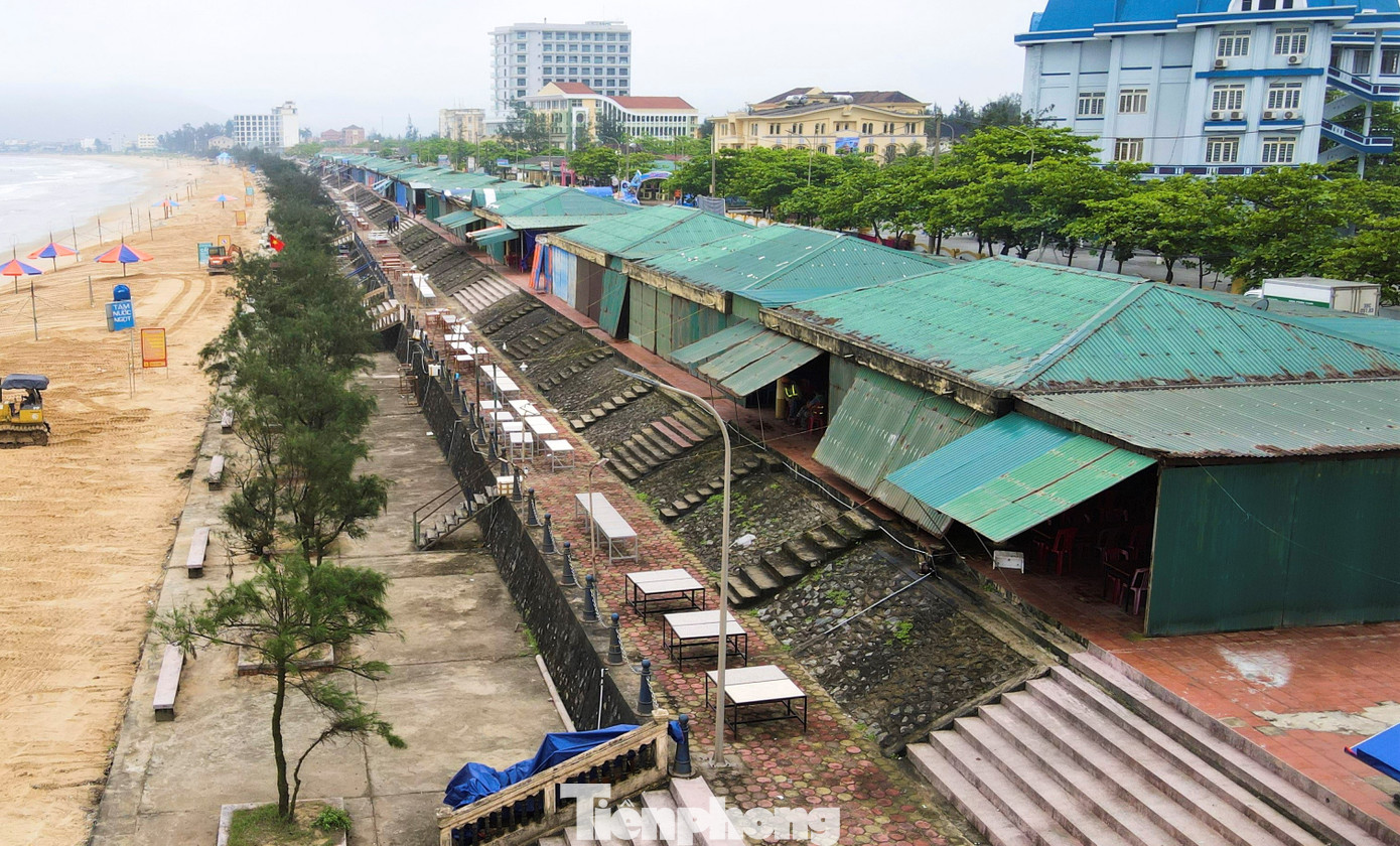Hơn 40 ki ốt kinh doanh dịch vụ ăn uống chắn biển Thiên Cầm nhiều năm qua.