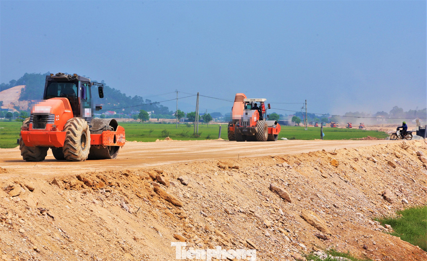 Cao tốc đoạn Bãi Vọt – Hàm Nghi đang được nhà thầu gia cố nền đường.