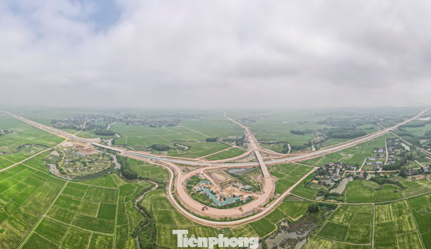 Ông Nguyễn Khắc Trung - Giám đốc điều hành dự án đoạn Hàm Nghi - Vũng Áng thuộc Ban QLDA Thăng Long (Bộ GTVT - chủ đầu tư dự án) cho biết, đến nay tiến độ toàn tuyến đạt hơn 80%. “Với mục tiêu rút ngắn tiến độ trước 6 tháng để đưa vào khai thác dịp tháng 4/2025, các nhà thầu bố trí tối đa nhân lực, máy móc, chia "3 ca, 4 kíp" thi công suốt ngày đêm”, ông Trung nói. Ông Nguyễn Khắc Trung - Giám đốc điều hành dự án đoạn Hàm Nghi - Vũng Áng thuộc Ban QLDA Thăng Long (Bộ GTVT - chủ đầu tư dự án) cho biết, đến nay tiến độ toàn tuyến đạt hơn 80%. “Với mục tiêu rút ngắn tiến độ trước 6 tháng để đưa vào khai thác dịp tháng 4/2025, các nhà thầu bố trí tối đa nhân lực, máy móc, chia "3 ca, 4 kíp" thi công suốt ngày đêm”, ông Trung nói.