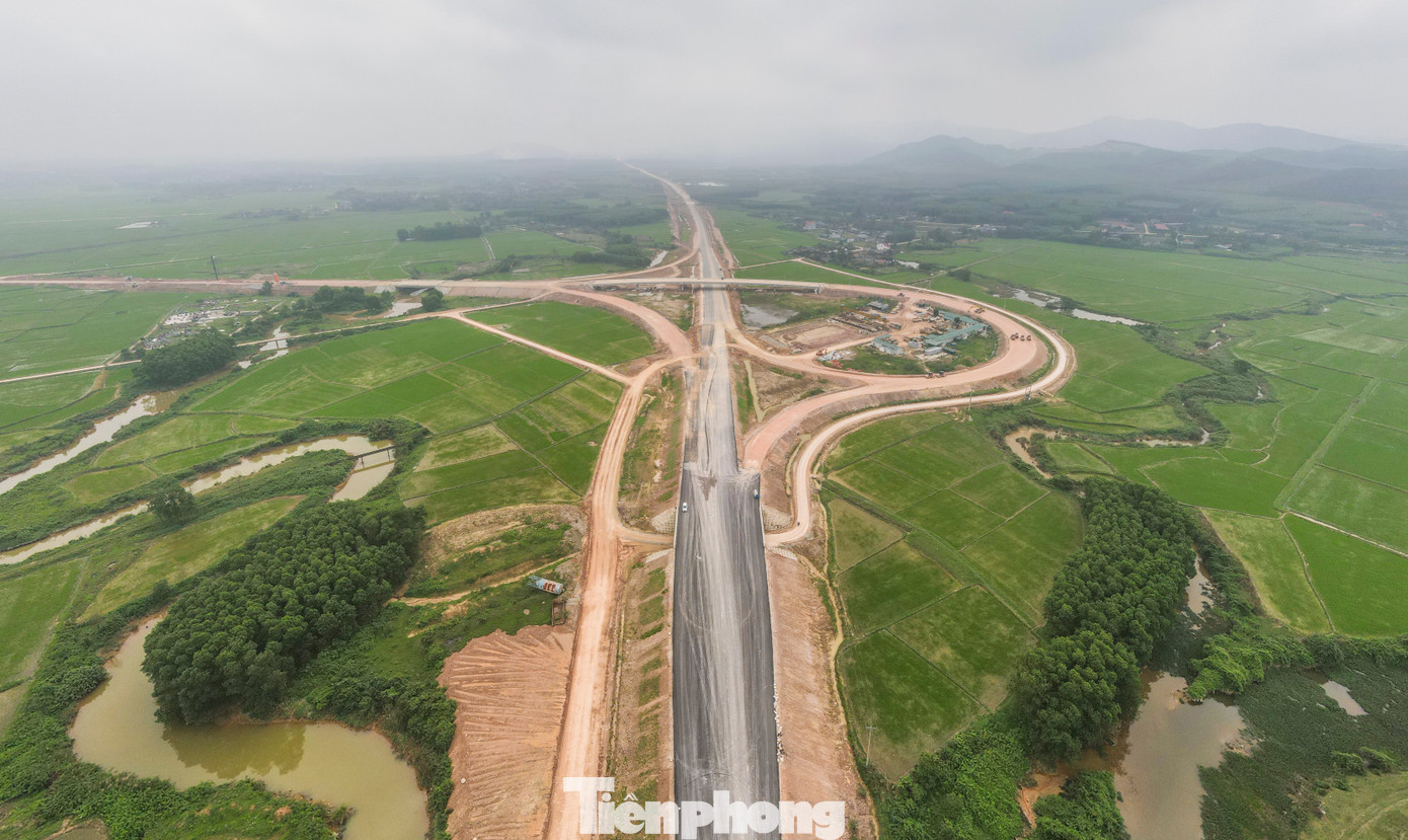 Nút giao cao tốc tại Km527+580 kết nối với Quốc lộ 1 qua tuyến nối ở xã Cẩm Quan (huyện Cẩm Xuyên) đang được đơn vị thực hiện dự án đẩy tiến độ. Nút giao cao tốc tại Km527+580 kết nối với Quốc lộ 1 qua tuyến nối ở xã Cẩm Quan (huyện Cẩm Xuyên) đang được đơn vị thực hiện dự án đẩy tiến độ.