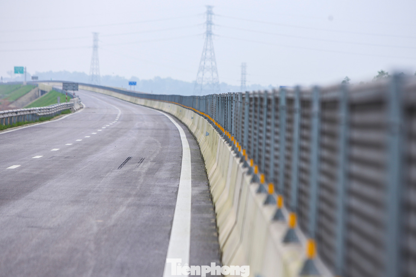 Xác định mốc về đích dịp 30/4 nên sau 2 năm thi công, các đơn vị đảm nhận thi công đã đẩy nhanh tiến độ để kịp vượt tiến độ 6 tháng giá trị hợp đồng. Xác định mốc về đích dịp 30/4 nên sau 2 năm thi công, các đơn vị đảm nhận thi công đã đẩy nhanh tiến độ để kịp vượt tiến độ 6 tháng giá trị hợp đồng.