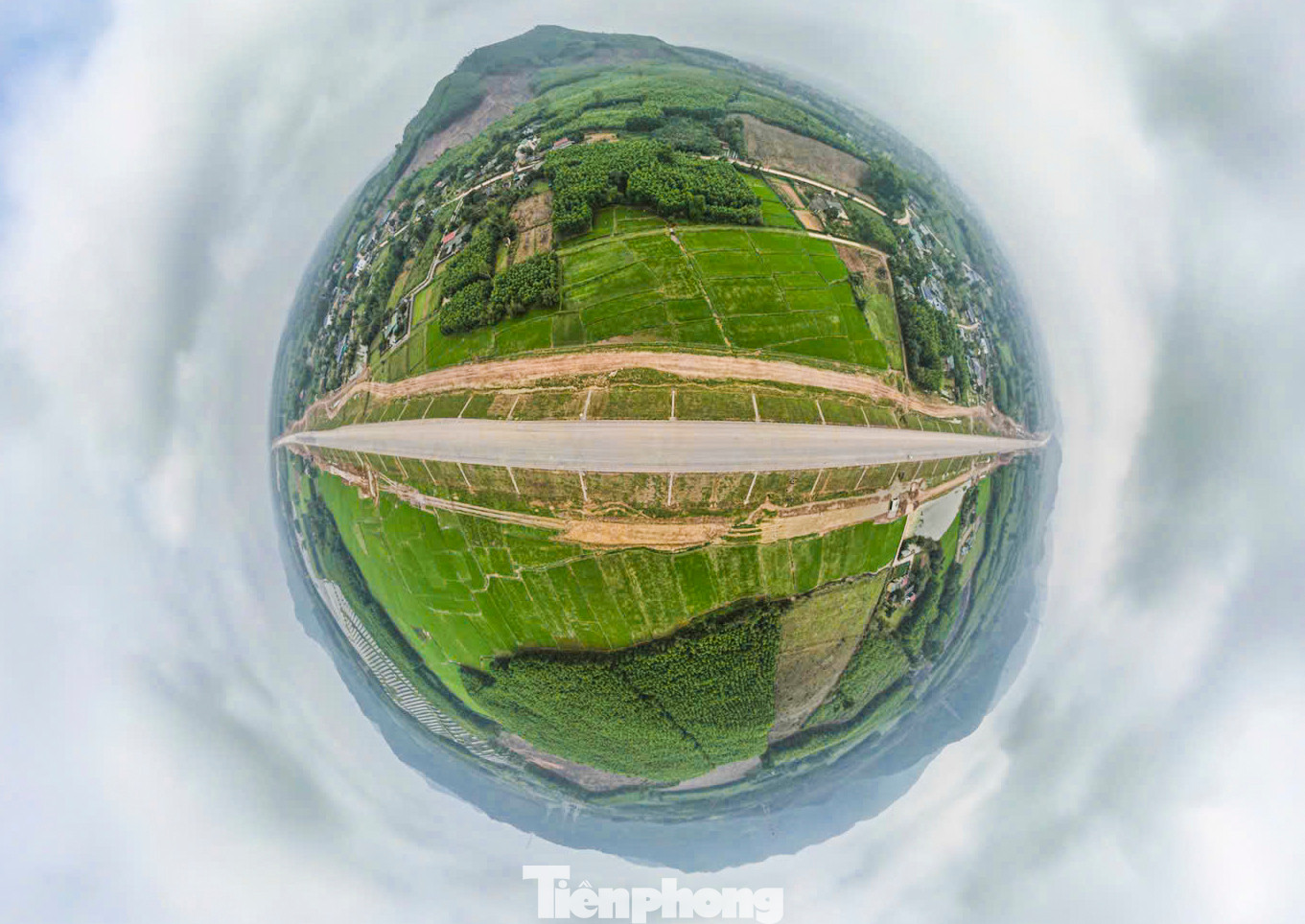 Cao tốc Bắc - Nam phía Đông đoạn qua tỉnh Hà Tĩnh có 3 dự án thành phần, gồm: Bãi Vọt - Hàm Nghi, Hàm Nghi - Vũng Áng và Vũng Áng - Bùng (giai đoạn 2021 - 2025) với tổng chiều dài qua địa bàn hơn 102km. Theo kế hoạch đến 30/4/2025, tuyến chính dự án sẽ bàn giao, đưa vào sử dụng. Cao tốc Bắc - Nam phía Đông đoạn qua tỉnh Hà Tĩnh có 3 dự án thành phần, gồm: Bãi Vọt - Hàm Nghi, Hàm Nghi - Vũng Áng và Vũng Áng - Bùng (giai đoạn 2021 - 2025) với tổng chiều dài qua địa bàn hơn 102km. Theo kế hoạch đến 30/4/2025, tuyến chính dự án sẽ bàn giao, đưa vào sử dụng.