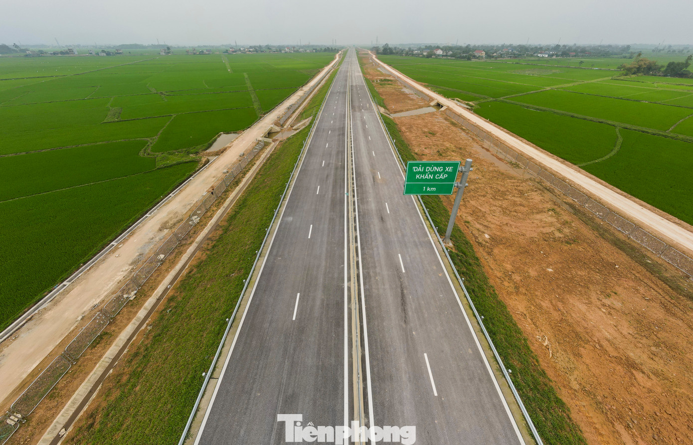 Cao tốc Hàm Nghi - Vũng Áng là 1 trong 3 dự án thành phần của cao tốc Bắc - Nam nhánh phía Đông qua Hà Tĩnh. Công trình đi qua 3 huyện: Thạch Hà, Cẩm Xuyên, Kỳ Anh (tỉnh Hà Tĩnh) với tổng chiều dài hơn 54 km và tổng mức đầu tư hơn 9.700 tỷ đồng. Điểm đầu đoạn tuyến dự án tại xã Thạch Xuân (Thạch Hà) kết nối với dự án thành phần Bãi Vọt - Hàm Nghi và điểm cuối tại khu vực nút giao quốc lộ 12C, thuộc xã Kỳ Tân (huyện Kỳ Anh) nối với dự án thành phần Vũng Áng - Bùng. Cao tốc Hàm Nghi - Vũng Áng là 1 trong 3 dự án thành phần của cao tốc Bắc - Nam nhánh phía Đông qua Hà Tĩnh. Công trình đi qua 3 huyện: Thạch Hà, Cẩm Xuyên, Kỳ Anh (tỉnh Hà Tĩnh) với tổng chiều dài hơn 54 km và tổng mức đầu tư hơn 9.700 tỷ đồng. Điểm đầu đoạn tuyến dự án tại xã Thạch Xuân (Thạch Hà) kết nối với dự án thành phần Bãi Vọt - Hàm Nghi và điểm cuối tại khu vực nút giao quốc lộ 12C, thuộc xã Kỳ Tân (huyện Kỳ Anh) nối với dự án thành phần Vũng Áng - Bùng.