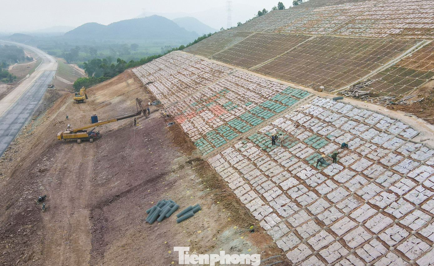 Ngọn đồi cao hàng chục mét qua xã Cẩm Thịnh (huyện Cẩm Xuyên) đã được đơn vị thực hiện dự án hạ độ cao, hoàn thiện mặt đường và đang cho công nhân gia cố ta luy. Ngọn đồi cao hàng chục mét qua xã Cẩm Thịnh (huyện Cẩm Xuyên) đã được đơn vị thực hiện dự án hạ độ cao, hoàn thiện mặt đường và đang cho công nhân gia cố ta luy.