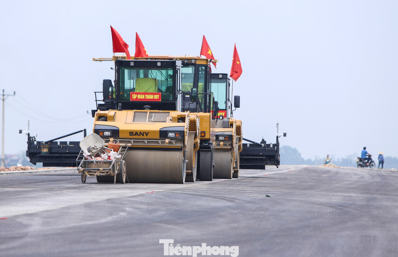 Công ty CP Tập đoàn Thành Huy – đơn vị thực hiện dự án cho biết nút giao và tuyến đường nối Quốc lộ 1 dài 3,2km. Hiện đơn vị đang hoàn thiện nền để làm móng mặt và thảm nhựa mặt đường. Công ty CP Tập đoàn Thành Huy – đơn vị thực hiện dự án cho biết nút giao và tuyến đường nối Quốc lộ 1 dài 3,2km. Hiện đơn vị đang hoàn thiện nền để làm móng mặt và thảm nhựa mặt đường.