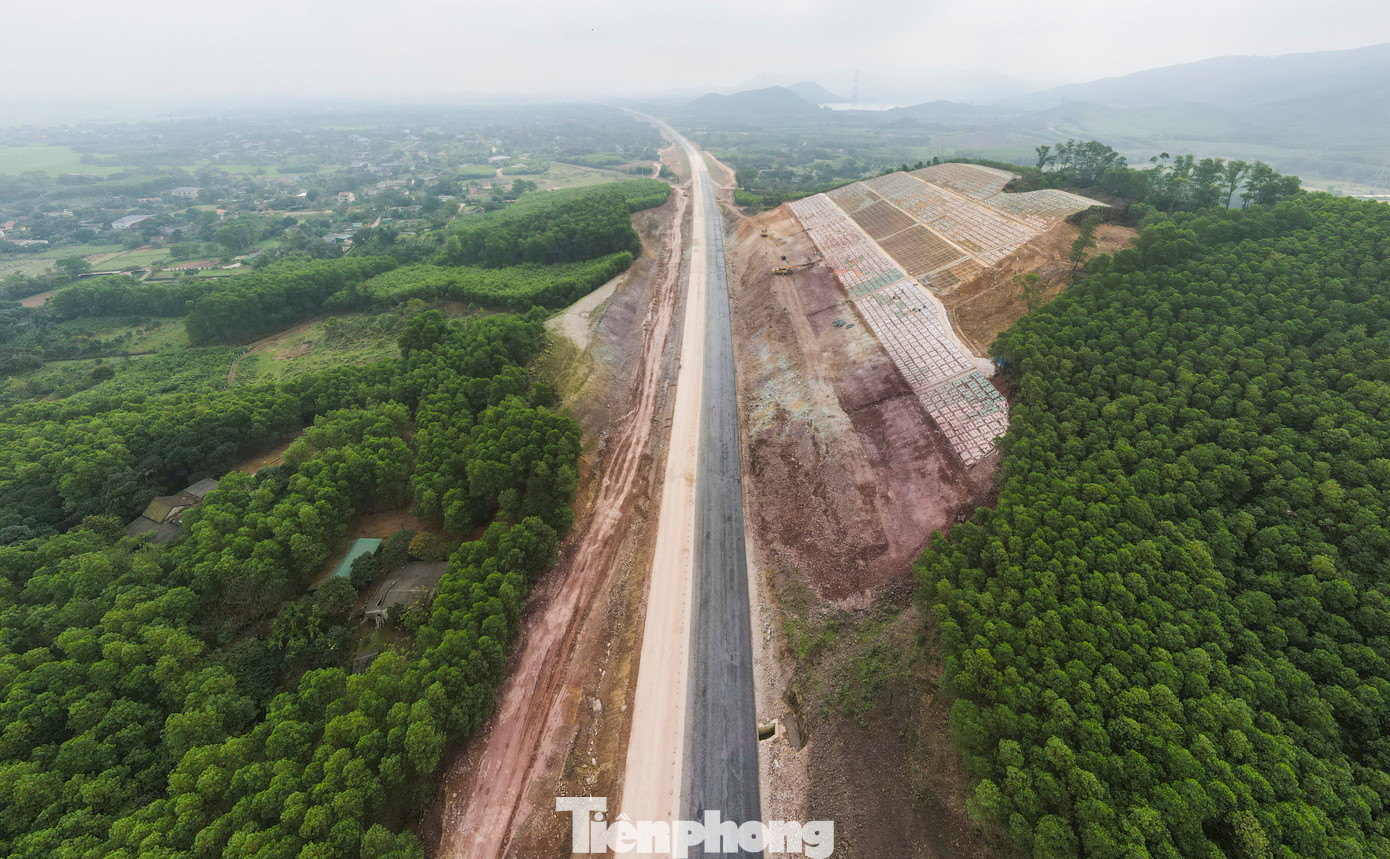 Ông Đặng Đình Duyên - Doanh nghiệp xây dựng Xuân Trường cho biết, đơn vị tham gia cả 2 gói thầu 11-XL và 12-XL. Riêng gói 11-XL, đơn vị đảm nhận thi công 22,6 km, đến nay đã thảm bê tông nhựa 2 lớp xong toàn tuyến, còn lớp C16 cuối trước khi bàn giao. Theo kế hoạch, dự án sẽ được hoàn thành và bàn giao vào tháng 12/2025. Tuy nhiên, 30/4 sẽ hoàn thiện, đảm bảo thông xe tuyến chính. Các hạng mục khác sẽ bàn giao đúng thời gian quy định. Ông Đặng Đình Duyên - Doanh nghiệp xây dựng Xuân Trường cho biết, đơn vị tham gia cả 2 gói thầu 11-XL và 12-XL. Riêng gói 11-XL, đơn vị đảm nhận thi công 22,6 km, đến nay đã thảm bê tông nhựa 2 lớp xong toàn tuyến, còn lớp C16 cuối trước khi bàn giao. Theo kế hoạch, dự án sẽ được hoàn thành và bàn giao vào tháng 12/2025. Tuy nhiên, 30/4 sẽ hoàn thiện, đảm bảo thông xe tuyến chính. Các hạng mục khác sẽ bàn giao đúng thời gian quy định.