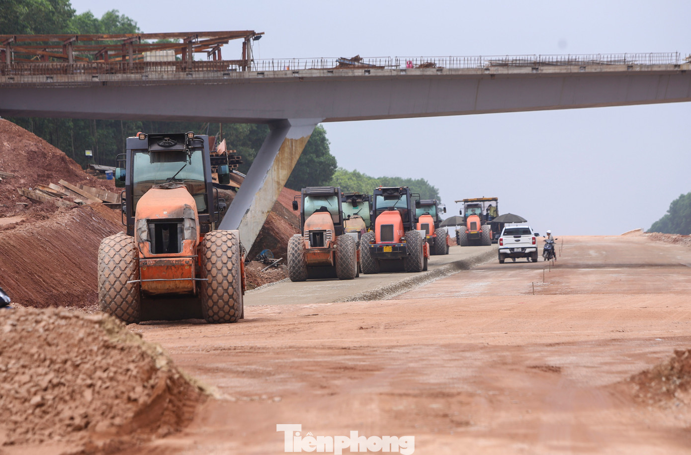 Các vị trí còn lại được cấp phối đá dăm, lu lèn trước khi thảm các lớp nhựa mặt đường. Các vị trí còn lại được cấp phối đá dăm, lu lèn trước khi thảm các lớp nhựa mặt đường.