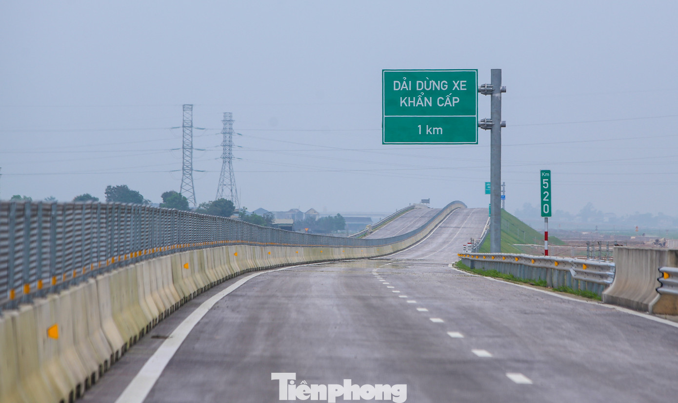 Giai đoạn 1, tuyến đường cao tốc được bố trí 4 làn xe, bố trí một số điểm dừng khẩn cấp cách quãng 4 - 5km/1 điểm, vận tốc thiết kế 80 - 90km/h. Giai đoạn hoàn chỉnh đường có 6 làn xe, 2 làn dừng khẩn cấp, vận tốc 120 km/h. Giai đoạn 1, tuyến đường cao tốc được bố trí 4 làn xe, bố trí một số điểm dừng khẩn cấp cách quãng 4 - 5km/1 điểm, vận tốc thiết kế 80 - 90km/h. Giai đoạn hoàn chỉnh đường có 6 làn xe, 2 làn dừng khẩn cấp, vận tốc 120 km/h.