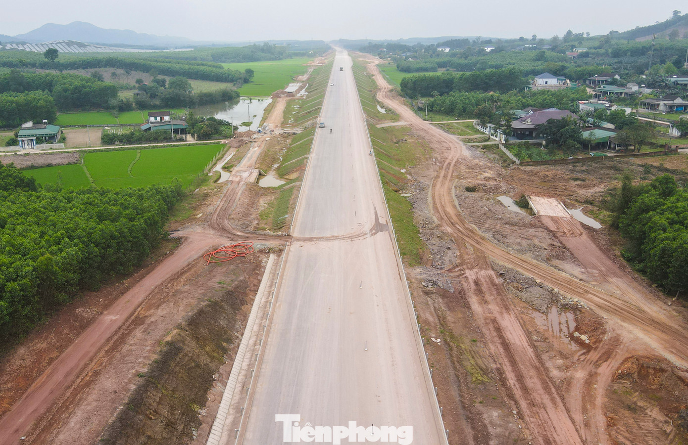 Hiện nay, toàn tuyến dài hơn 52km cơ bản đã thảm các lớp bê tông nhựa R25, C19 và còn chờ thảm lớp C16 cuối cùng trước khi lắp đặt hệ thống biển báo an toàn, rào chắn để bàn giao đúng tiến độ đề ra. Hiện nay, toàn tuyến dài hơn 52km cơ bản đã thảm các lớp bê tông nhựa R25, C19 và còn chờ thảm lớp C16 cuối cùng trước khi lắp đặt hệ thống biển báo an toàn, rào chắn để bàn giao đúng tiến độ đề ra.