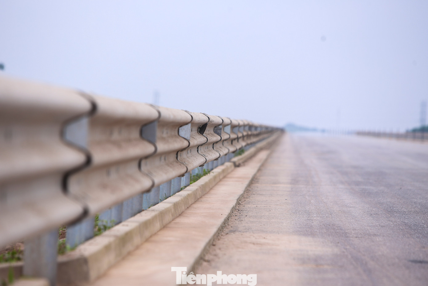 Hệ thống biển báo, tấm chống lóa, lan can, vạch kẻ mặt đường trên tuyến đang tích cực được hoàn thiện.