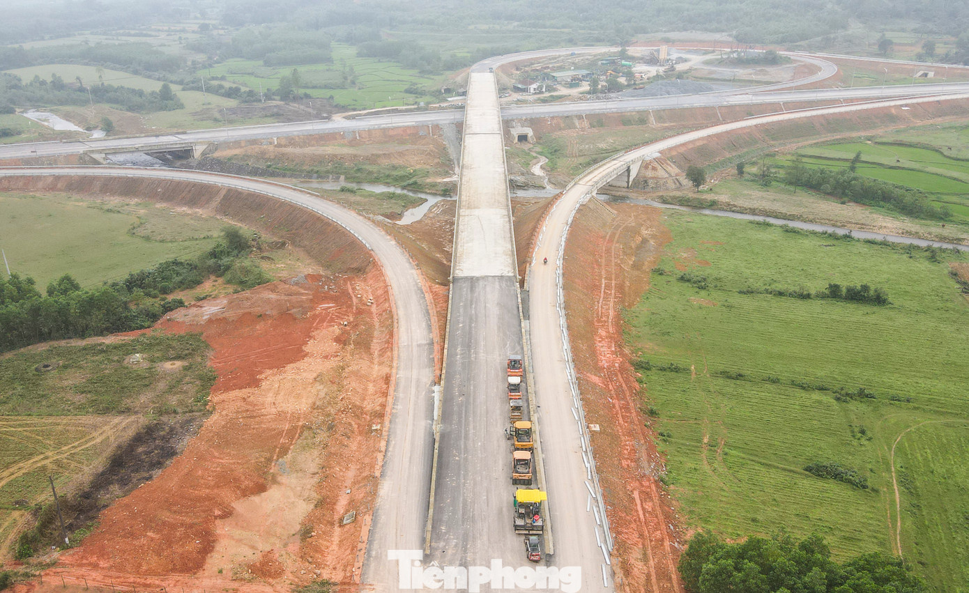 Tại nút giao tại Km568+126, cao tốc giao với Quốc lộ 12C tại xã Kỳ Tân (huyện Kỳ Anh) - là điểm cuối của tuyến cao tốc Hàm Nghi – Vũng Áng cũng đã dần hoàn thiện. Đây là vị trí quan trọng giúp người lưu thông xuống thị xã Kỳ Anh và Khu Kinh tế Vũng Áng đã gần hoàn thiện. Tại nút giao tại Km568+126, cao tốc giao với Quốc lộ 12C tại xã Kỳ Tân (huyện Kỳ Anh) - là điểm cuối của tuyến cao tốc Hàm Nghi – Vũng Áng cũng đã dần hoàn thiện. Đây là vị trí quan trọng giúp người lưu thông xuống thị xã Kỳ Anh và Khu Kinh tế Vũng Áng đã gần hoàn thiện.