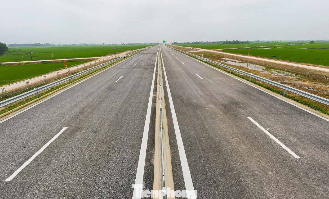 Giai đoạn 1, tuyến đường cao tốc được bố trí 4 làn xe, bố trí một số điểm dừng khẩn cấp cách quãng 4 - 5km/1 điểm, vận tốc thiết kế 80 - 90km/h. Giai đoạn hoàn chỉnh đường có 6 làn xe, 2 làn dừng khẩn cấp, vận tốc 120 km/h. Giai đoạn 1, tuyến đường cao tốc được bố trí 4 làn xe, bố trí một số điểm dừng khẩn cấp cách quãng 4 - 5km/1 điểm, vận tốc thiết kế 80 - 90km/h. Giai đoạn hoàn chỉnh đường có 6 làn xe, 2 làn dừng khẩn cấp, vận tốc 120 km/h.