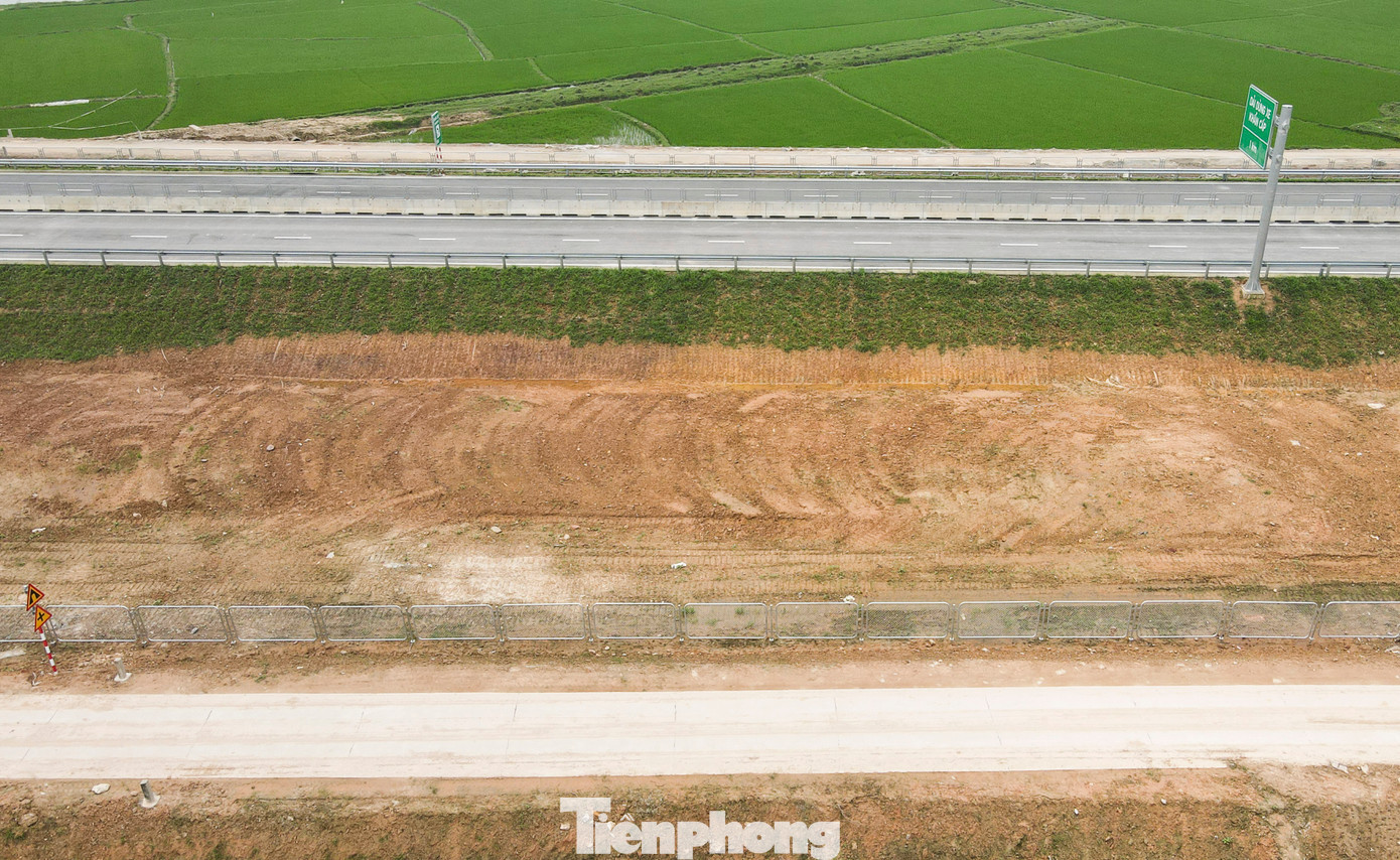 Giai đoạn 1, tuyến đường cao tốc được bố trí 4 làn xe, bố trí một số điểm dừng khẩn cấp cách quãng 4 - 5km/1 điểm, vận tốc thiết kế 80 - 90km/h. Giai đoạn hoàn chỉnh đường có 6 làn xe, 2 làn dừng khẩn cấp, vận tốc 120 km/h. Giai đoạn 1, tuyến đường cao tốc được bố trí 4 làn xe, bố trí một số điểm dừng khẩn cấp cách quãng 4 - 5km/1 điểm, vận tốc thiết kế 80 - 90km/h. Giai đoạn hoàn chỉnh đường có 6 làn xe, 2 làn dừng khẩn cấp, vận tốc 120 km/h.