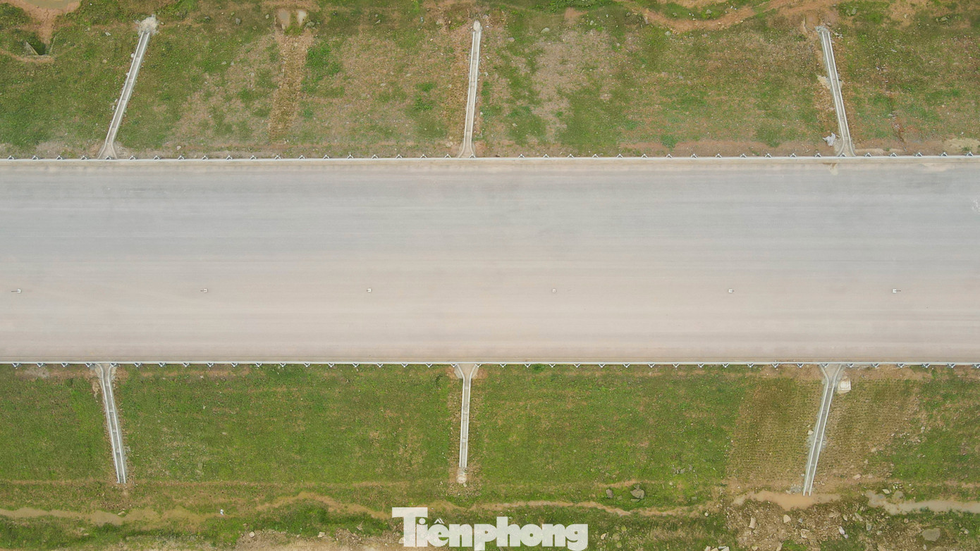 Hạng mục rào chắn, trồng cỏ gia cố mái taluy chống trượt, đường dân sinh 2 bên cao tốc đang được các đơn vị thực hiện. Hạng mục rào chắn, trồng cỏ gia cố mái taluy chống trượt, đường dân sinh 2 bên cao tốc đang được các đơn vị thực hiện.