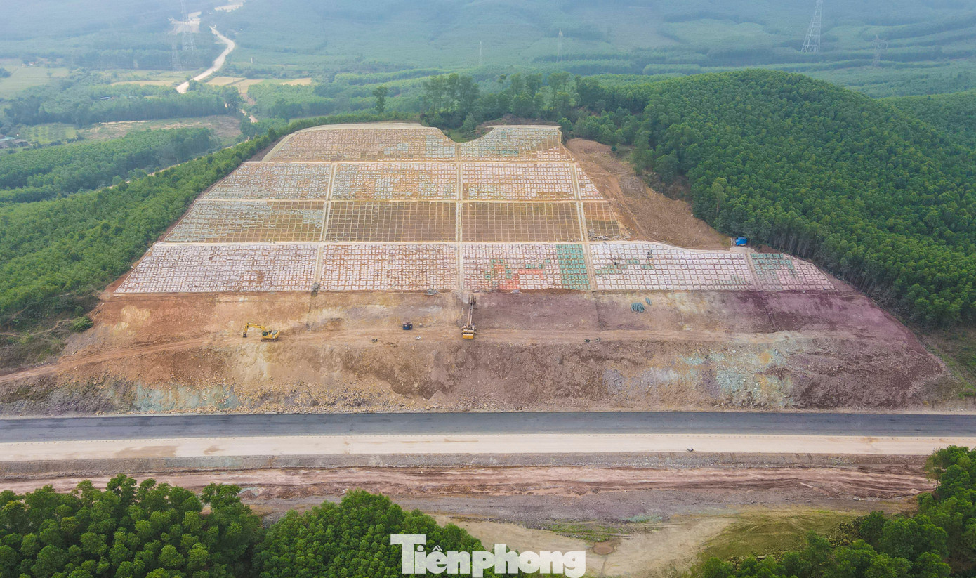 Ngọn đồi cao hàng chục mét qua xã Cẩm Thịnh (huyện Cẩm Xuyên) đã được đơn vị thực hiện dự án hạ độ cao, hoàn thiện mặt đường và đang cho công nhân gia cố ta luy. Ngọn đồi cao hàng chục mét qua xã Cẩm Thịnh (huyện Cẩm Xuyên) đã được đơn vị thực hiện dự án hạ độ cao, hoàn thiện mặt đường và đang cho công nhân gia cố ta luy.