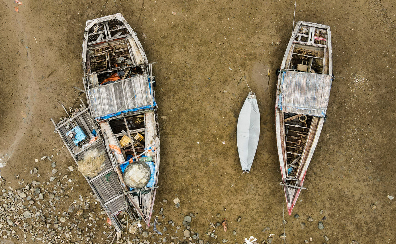 Chính quyền và người dân địa phương thông tin, việc xác tàu thuyền lênh đênh tại khu neo đậu đã tồn tại từ lâu, ảnh hưởng lớn đến việc cập bến, giao thương của bà con, nhất là vào mùa mưa bão hay biển động, khi số lượng tàu thuyền về trú tránh nhiều.