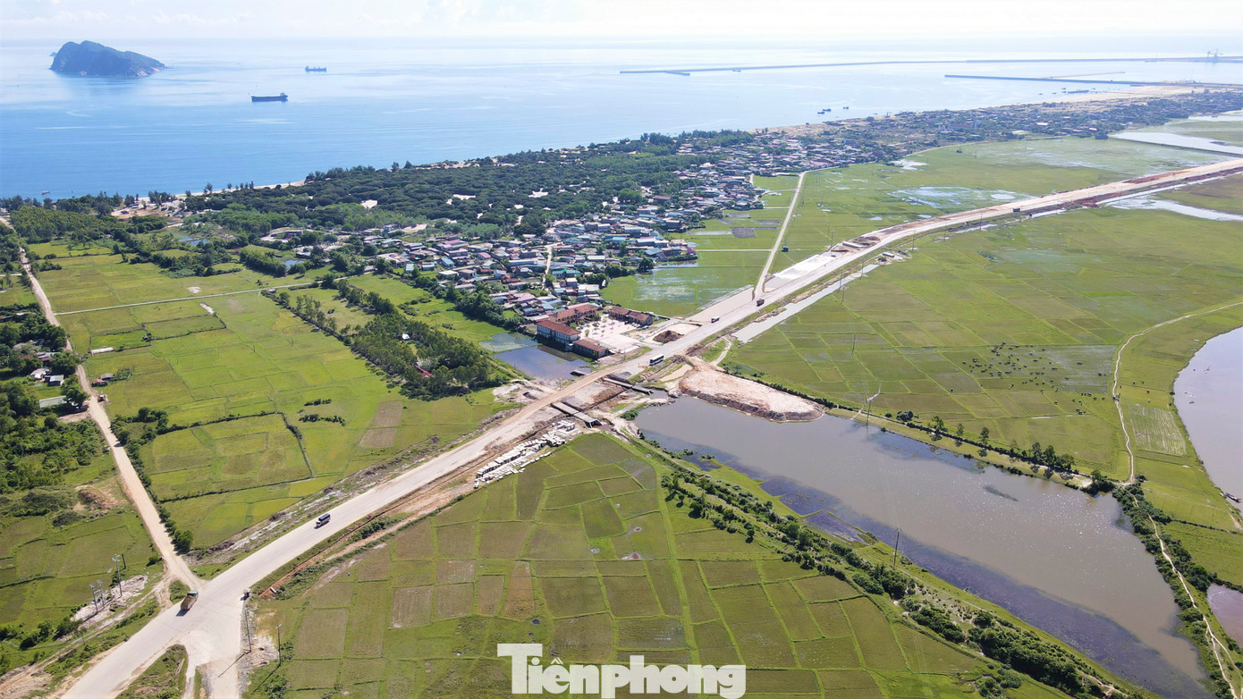 Những ngày cuối tháng 11, tranh thủ thời tiết hửng nắng sau những trận mưa lớn kéo dài, các nhà thầu đang hối hả thi công dự án Đường trục chính trung tâm nối Quốc lộ 1A đoạn tránh thị xã Kỳ Anh đến cụm cảng nước sâu Vũng Áng - Sơn Dương (Hà Tĩnh), để đảm bảo tiến độ đề ra.