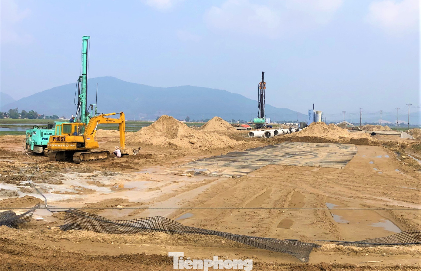 “Càng cuối năm, do khu vực có mưa nhiều nên đơn vị đã tăng nhân sự, cùng máy móc thi công 24/24 để đẩy nhanh tiến độ dự án đề ra” cán bộ kỹ thuật đơn vị thi công nền móng dự án cho hay. Trong hình, nhiều vị trí thi công đơn vị áp dụng công nghệ đóng cọc xi măng đất để xử lý nền đất yếu.