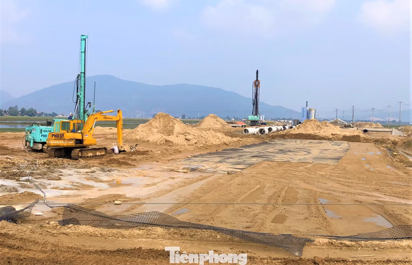 “Càng cuối năm, do khu vực có mưa nhiều nên đơn vị đã tăng nhân sự, cùng máy móc thi công 24/24 để đẩy nhanh tiến độ dự án đề ra” cán bộ kỹ thuật đơn vị thi công nền móng dự án cho hay. Trong hình, nhiều vị trí thi công đơn vị áp dụng công nghệ đóng cọc xi măng đất để xử lý nền đất yếu.