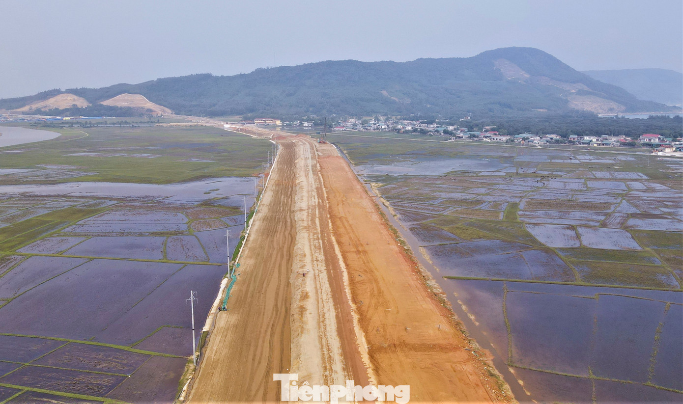 Theo Ban quản lý đầu tư xây dựng khu vực Khu kinh tế tỉnh Hà Tĩnh, giai đoạn 2021-2025, đơn vị được UBND tỉnh giao triển khai 6 dự án lớn với tổng mức đầu tư hơn 2.500 tỷ đồng, trong đó KKT Vũng Áng đang triển khai 4 dự án trọng điểm.