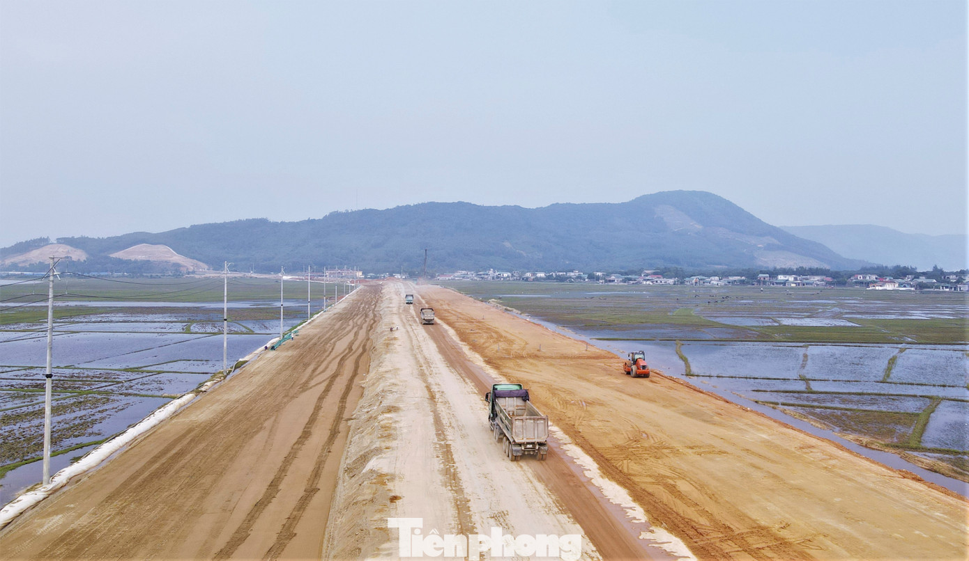 Ông Trần Kiên - Trưởng phòng Giám sát, điều hành dự án thuộc Ban quản lý dự án Đầu tư xây dựng Khu vực Khu Kinh tế tỉnh Hà Tĩnh - chủ đầu tư dự án Đường trục chính trung tâm nối QL1 đoạn tránh thị xã Kỳ Anh đến cụm cảng nước sâu Vũng Áng - Sơn Dương cho biết, toàn tuyến có chiều dài hơn 18,4 km.