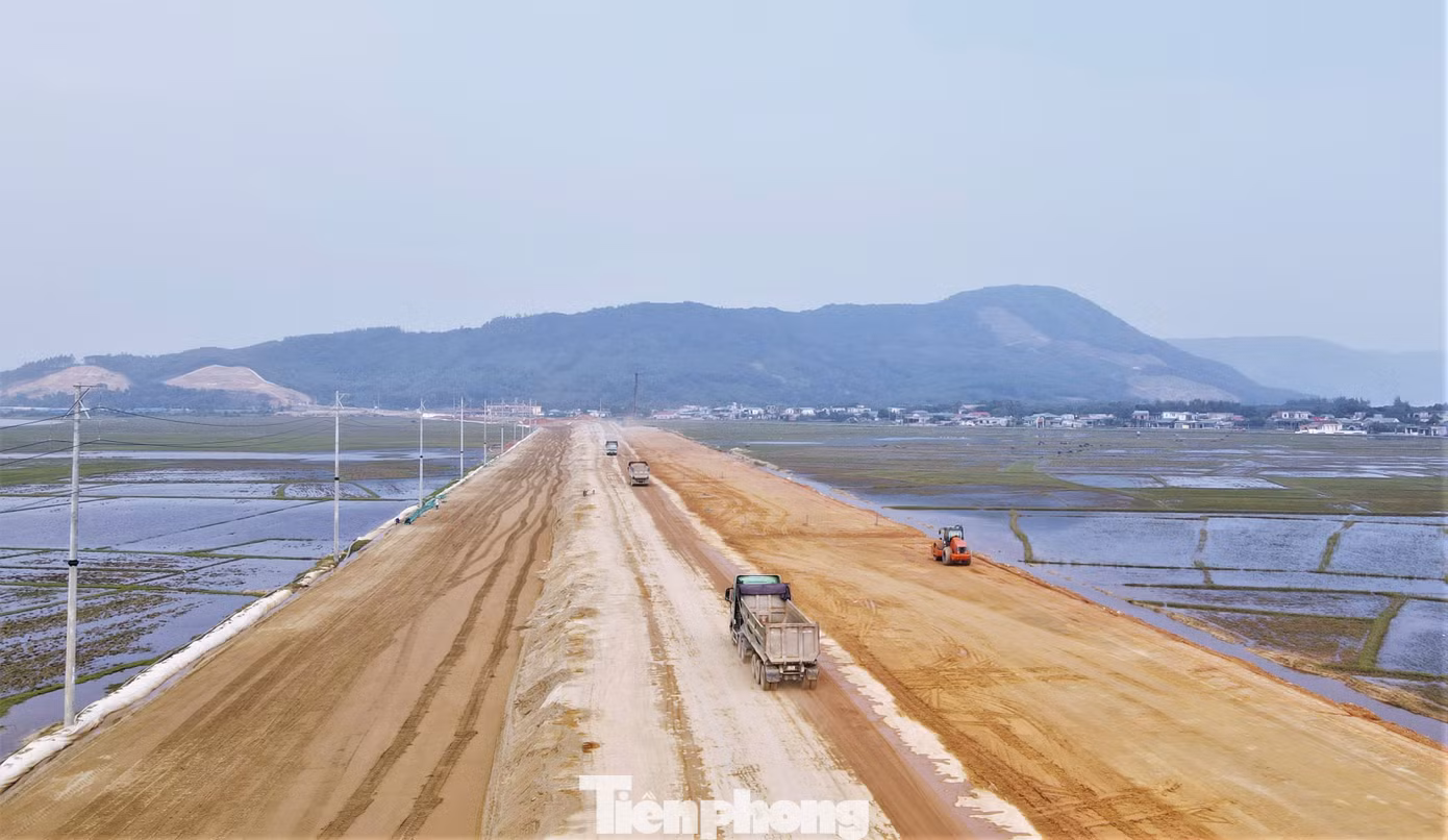 Ông Trần Kiên - Trưởng phòng Giám sát, điều hành dự án thuộc Ban quản lý dự án Đầu tư xây dựng Khu vực Khu Kinh tế tỉnh Hà Tĩnh - chủ đầu tư dự án Đường trục chính trung tâm nối QL1 đoạn tránh thị xã Kỳ Anh đến cụm cảng nước sâu Vũng Áng - Sơn Dương cho biết, toàn tuyến có chiều dài hơn 18,4 km.