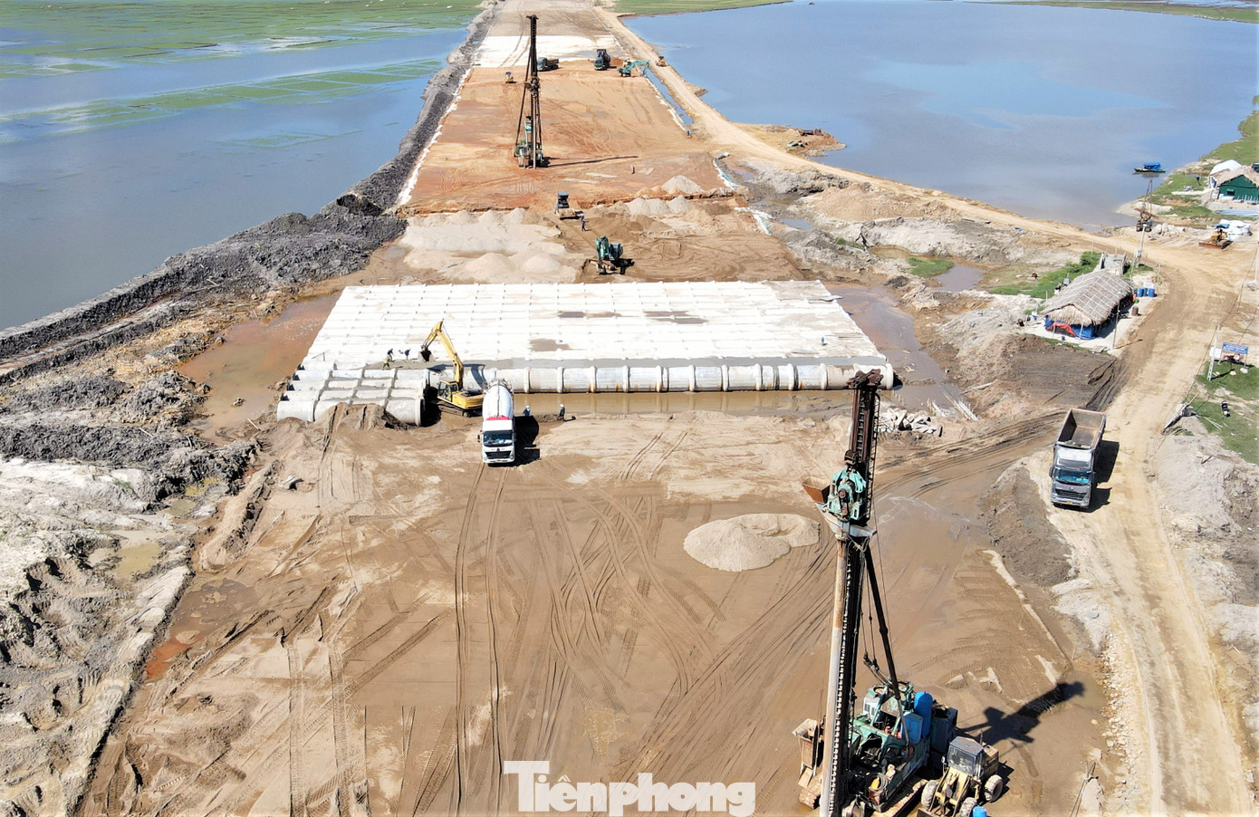 Nhà thầu bố trí các máy đóng giếng cát, máy xử lý nền bấc thấp, xe lu, máy san ủi để gia cố nền ở vị trí trũng, yếu.