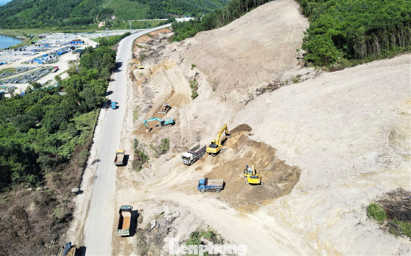 Đơn vị thi công cho biết ngọn đồi có cao độ 35m nên phải huy động lượng lớn máy đào, ủi và xe tải để hạ đồi, vận chuyển đất làm vật liệu đắp nền đường các vị trí khác.