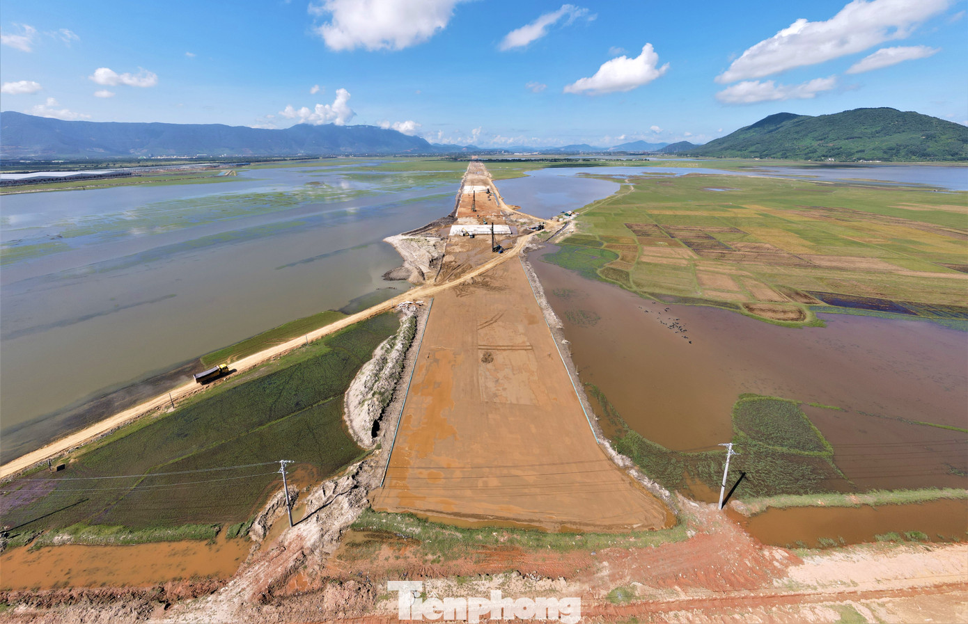 “Càng cuối năm, do khu vực có mưa nhiều nên đơn vị đã tăng nhân sự, cùng máy móc thi công 24/24 để đẩy nhanh tiến độ dự án đề ra” cán bộ kỹ thuật đơn vị thi công nền móng dự án cho hay. Trong hình, nhiều vị trí thi công đơn vị áp dụng công nghệ đóng cọc xi măng đất để xử lý nền đất yếu.