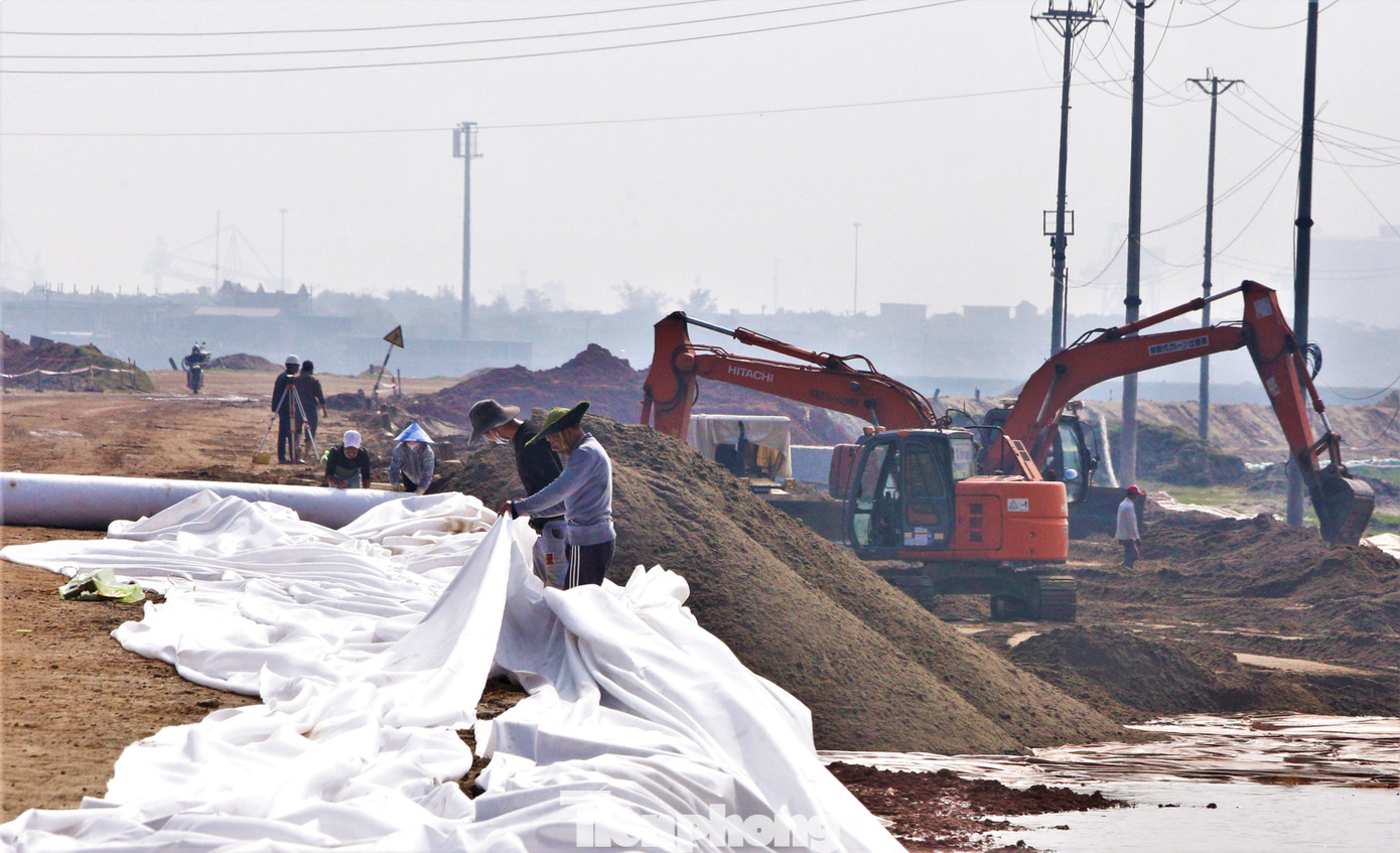 Tại gói thầu tuyến đường ngang kết nối QL12C đi Khu liên hợp gang thép Formosa Hà Tĩnh do liên danh 3 nhà thầu đảm nhiệm thi công gồm Công ty TNHH Xây dựng và Thương mại Hoàng Ngọc, Công ty cổ phần sản xuất công nghiệp xây lắp 3; Công ty TNHH Đại Hiệp thi công với chiều dài 3,7km, rộng 60m.