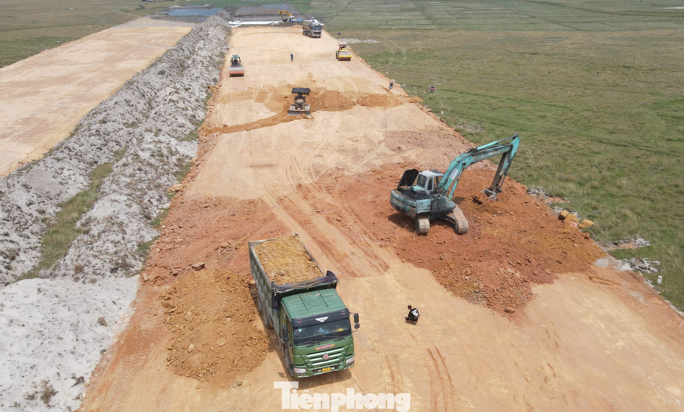 Chủ đầu tư cho biết dự án được triển khai thi công từ tháng 2/2023, đến nay, đã đạt gần 30% tiến độ. Khó khăn nhất với các nhà thầu là khối lượng vật liệu đắp nền rất lớn, trong khi giá cao.