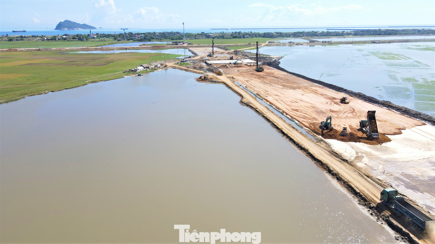 Tại gói 18.XL do liên doanh công ty CP Phú Tài miền Trung và Tổng công ty 36 thi công. Do thi công phần lớn ở khu vực đồng trũng nên phần lớn thời gian đơn vị thi công phải làm hệ thống đường công vụ, đào đất ngăn nước từ sông Quyền… nên khá khó khăn.