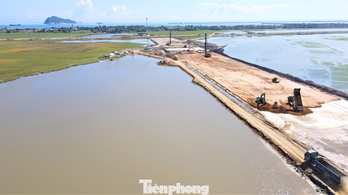 Tại gói 18.XL do liên doanh công ty CP Phú Tài miền Trung và Tổng công ty 36 thi công. Do thi công phần lớn ở khu vực đồng trũng nên phần lớn thời gian đơn vị thi công phải làm hệ thống đường công vụ, đào đất ngăn nước từ sông Quyền… nên khá khó khăn.