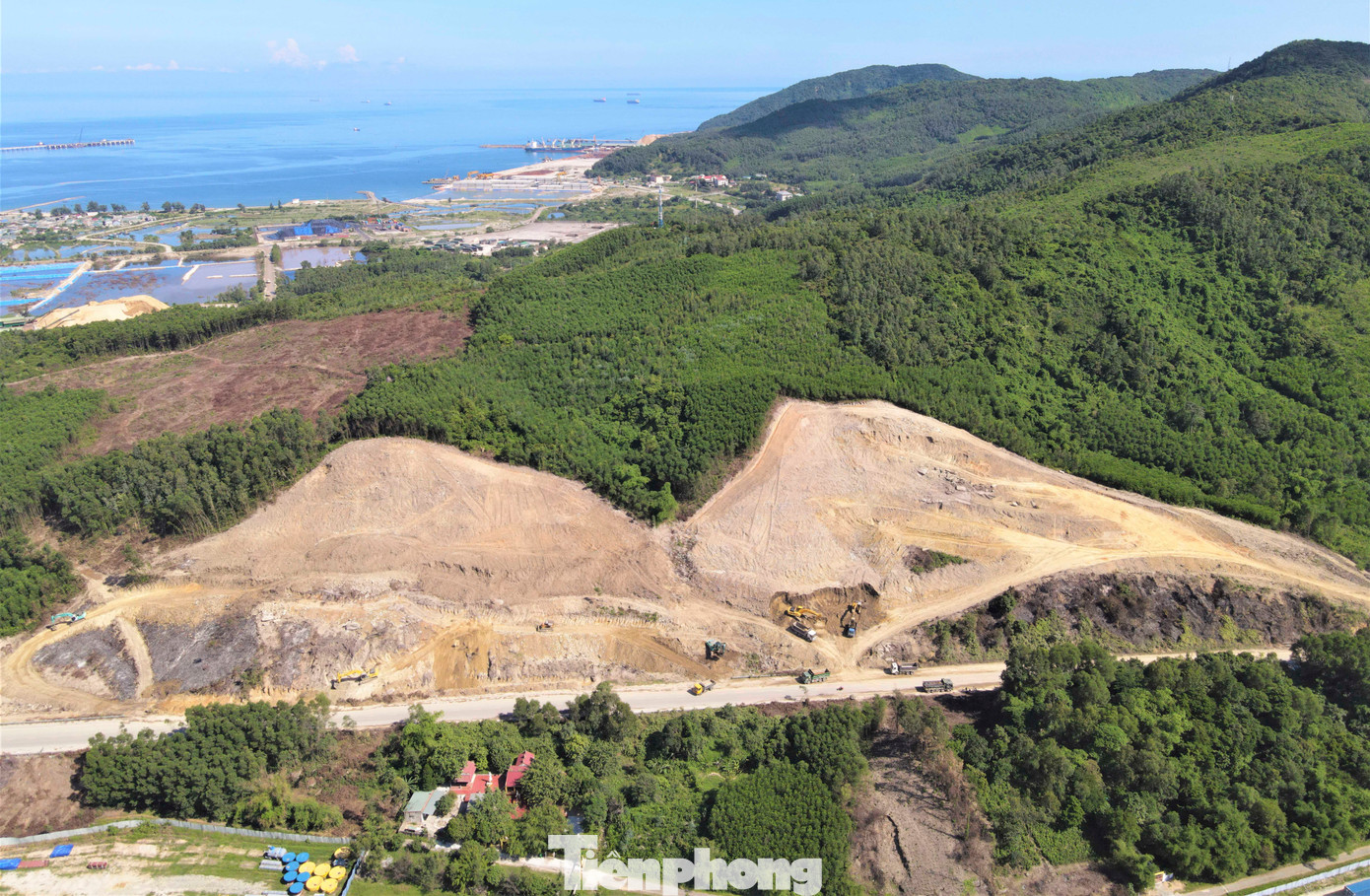 Tại ngọn đồi Cựa Chùa (thôn Hải Thanh, xã Kỳ Lợi), Công ty TNHH XD và TM Hoàng Ngọc đã huy động máy móc hạ thấp ngọn đồi để tận dụng đất, đá đắp nền đường.