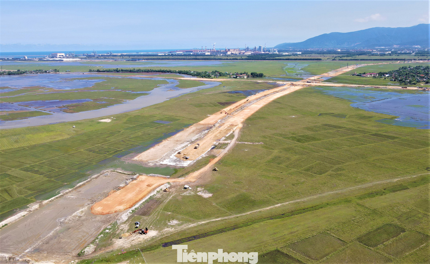 “Càng cuối năm, do khu vực có mưa nhiều nên đơn vị đã tăng nhân sự, cùng máy móc thi công 24/24 để đẩy nhanh tiến độ dự án đề ra” cán bộ kỹ thuật đơn vị thi công nền móng dự án cho hay. Trong hình, nhiều vị trí thi công đơn vị áp dụng công nghệ đóng cọc xi măng đất để xử lý nền đất yếu.