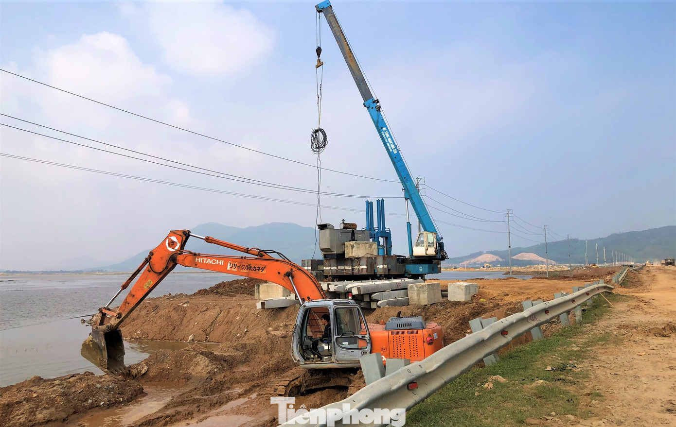 “Càng cuối năm, do khu vực có mưa nhiều nên đơn vị đã tăng nhân sự, cùng máy móc thi công 24/24 để đẩy nhanh tiến độ dự án đề ra” cán bộ kỹ thuật đơn vị thi công nền móng dự án cho hay. Trong hình, nhiều vị trí thi công đơn vị áp dụng công nghệ đóng cọc xi măng đất để xử lý nền đất yếu.