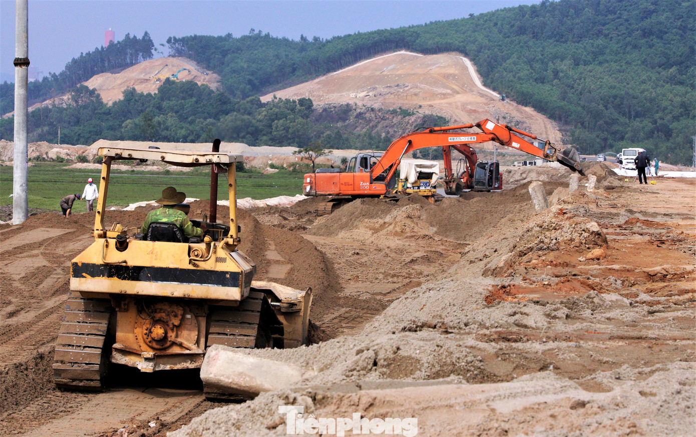 Trong đó được phân thành 2 tuyến: Tuyến trục chính nối QL1 đoạn tránh thị xã Kỳ Anh xuống cảng Sơn Dương và tuyến đường ngang kết nối QL12C đi Khu liên hợp gang thép Formosa Hà Tĩnh. Tổng mức đầu tư 2 đoạn tuyến hơn 1.400 tỷ đồng.