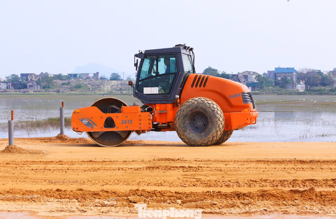 "Tranh thủ những ngày hửng nắng, chủ đầu tư hối thúc các nhà thầu đẩy nhanh tiến độ thi công các hạng mục đắp nền đường, thi công các hạng mục cầu, cống. Dự án thi công gặp khó khăn không chỉ thời tiết mà còn nguồn vật liệu công trình", đại diện chủ đầu tư thông tin.