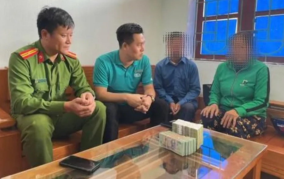 Công an giải thích cho người dân về việc kẻ gian lừa đảo trên không gian mạng. Công an giải thích cho người dân về việc kẻ gian lừa đảo trên không gian mạng.