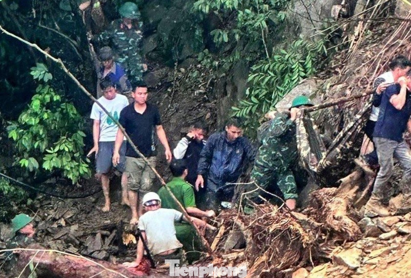 Công nhân gặp nạn được ngành chức năng đưa ra ngoài.